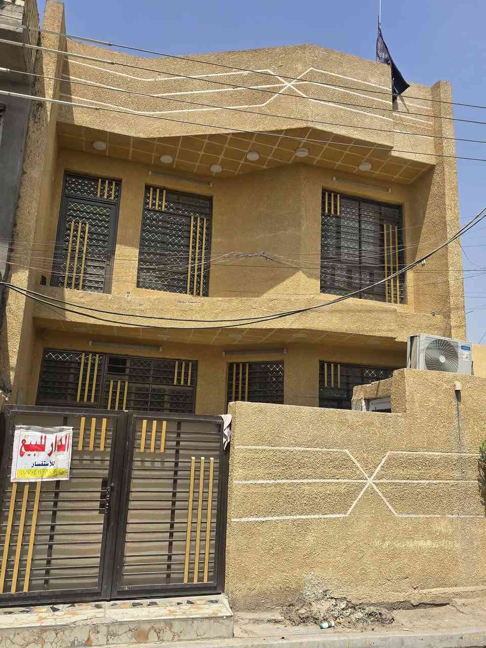 السلام عليكم
بيت للبيع في منطقة (جسر ديالى ) شارع 60 قرب مدرسة الاعتماد
مساحته 105م
بناء حديث يحتوي على طابقين
الطابق الأول غرفة ومطبخ واستقبال وصاله وحمام خارجي وداخلي وترك 
الطابق الثاني غرفتين وصالة وحمام 
المنطقة مبلطة ونظيفة وهادئة وبيها كل الخدمات 
واجهه 7.5
والنزال 15
اتصل على رقم ***********
