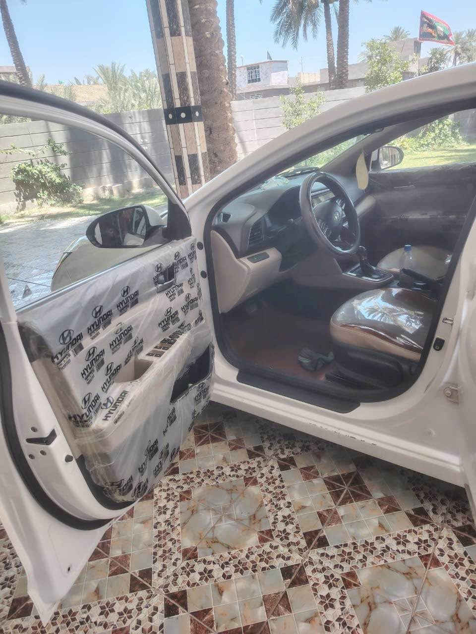 النترا موديل 19 شكل ال 20 
وارد خليجي 
بدون صبغ السيارة فقط تبديل 3 قطع نفس اللون بدون دواخل
سيارة ع ايد وحدة ماخذها زيرو بموديلها 
مواصفات 
فتحة 
بصمه كشنات جلد 
شاشة كبيرة 
كاميرة
حساس امامي خلفي 
3 انظمة قيادة 
السعر 130 بيه مجال بسيط
*********** بغداد, العراق
