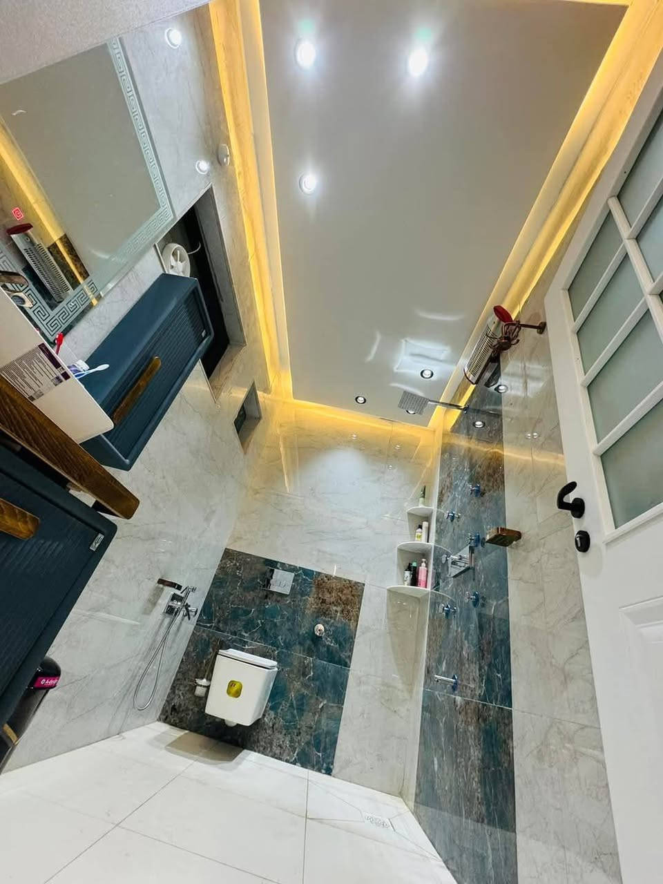 دار للبيع طابو صرف 162م واجه 8م نزال 20.25م
كرامه الثانيه موقع جيد 

حديث البناء 
طابقين 3 غرف نوم استقبال هول مطبخ مجمع صحي كراج سياره 
واجهة مرمر ارضيه مرمر 
ثلاث طوابق مجهز بجميع الخدمات 

———————————
مكتب الوسيط للعقار والمقاولات العامه 
الكرامة شارع الكرامة الرئيسي قرب كلية المستقبل سابقا 
***********
*********** وات ساب
