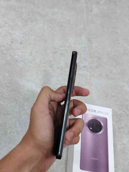 السلام عليكم ورحمة الله وبركاته هونر اكس ٩ سي جهاز غني عن التعريف الجهاز اخو الجديد مستعمل اسبوع فقط ملحقاته كامله ذاكره ٢٥٦ عشوائية ١٢+١٢ السعر ٣٠٠ وبي مجال بسيط مكاني مدينه الصدر ***********
