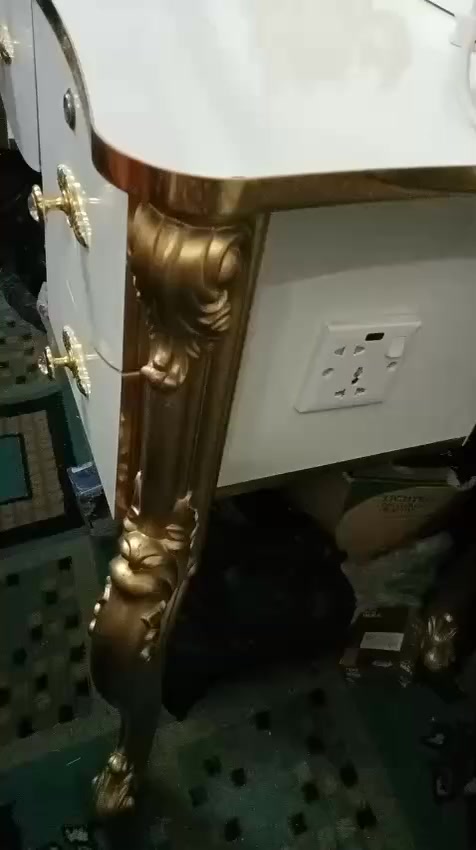 السلام عليكم ورحمة الله كرسي وميز حلاقة غير مستخدم نضافه 100‎%‎ لون ابيض مطعم ب الذهبي البصرة المعقل ***********
