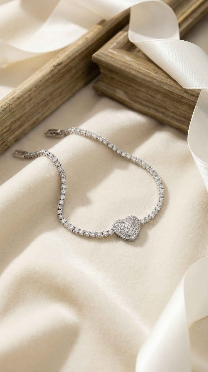 إذا تردين شي يشع لمعان ويلفت الأنظار من بعيد، فهذا السوار هو الجواب.

التفاصيل: سوار نظام "تنس" (سلسلة فصوص متراصة) باللون الفضي الساحر، يتوسطه قلب كبير مرصع بالكامل بالفصوص اللامعة.

المنظر: قمة بالرقي، يلوك للأعراس والسهرات، ويخليج ملكة الحفلة.

السعر 7 آلاف 
قطعتين ب12الف 

يتوفر توصيل لجميع المحافظات 5الاف حلة, بابل


**إذا كنت صاحب هذا الإعلان وتريد حذفه لأي سبب، رجاءا أرسل رسالة إلى الدعم الفني**