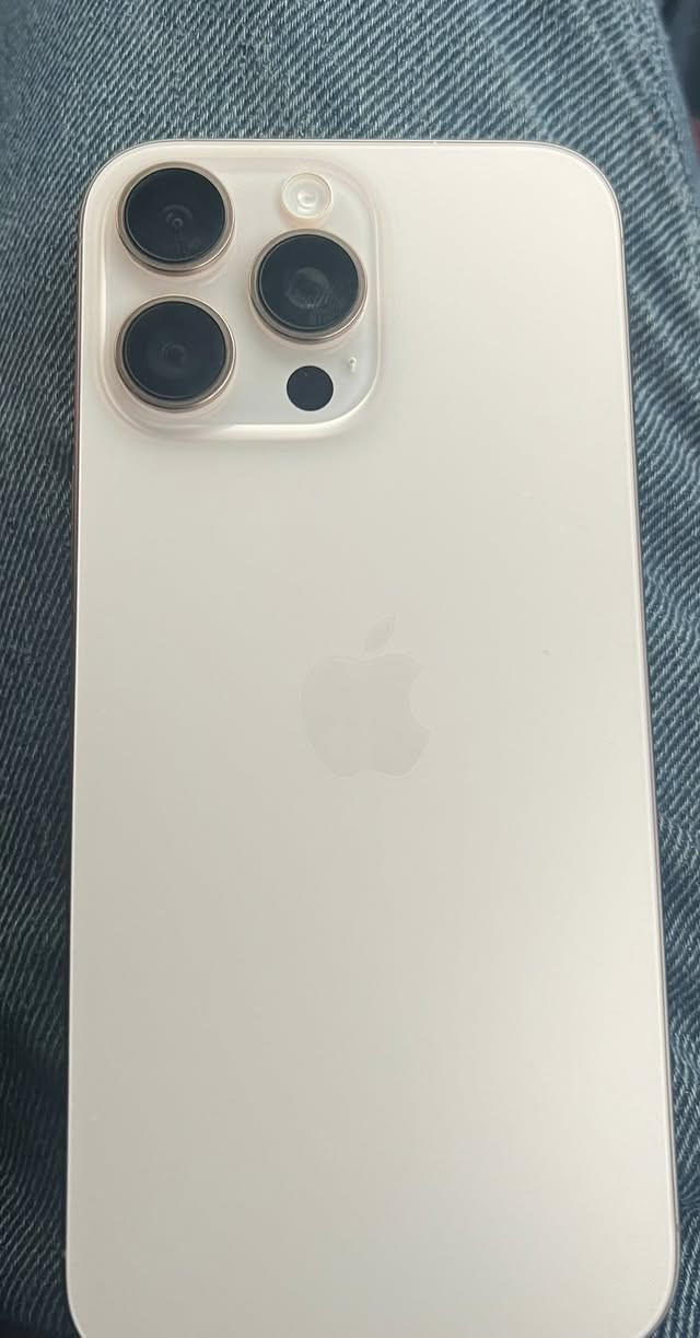 سلام عليكم 
ايفون 16 برو ماكس للبيع ذاكره 256 دبل سيم 
بطارية 97
مشحون294 مره ..غراضه كامله اشتريته ع ايدي 
السعر خاص او اتصل عل ***********
