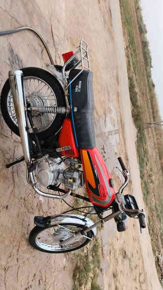 سلام عليكم دراجه للبيع شاصي ومكينه مكفول كله نامه شلامجه مكاني ميسان ناحية المشرح السعر  780 وبيه مجال   هاذ الرقم فقط واتساب***********
