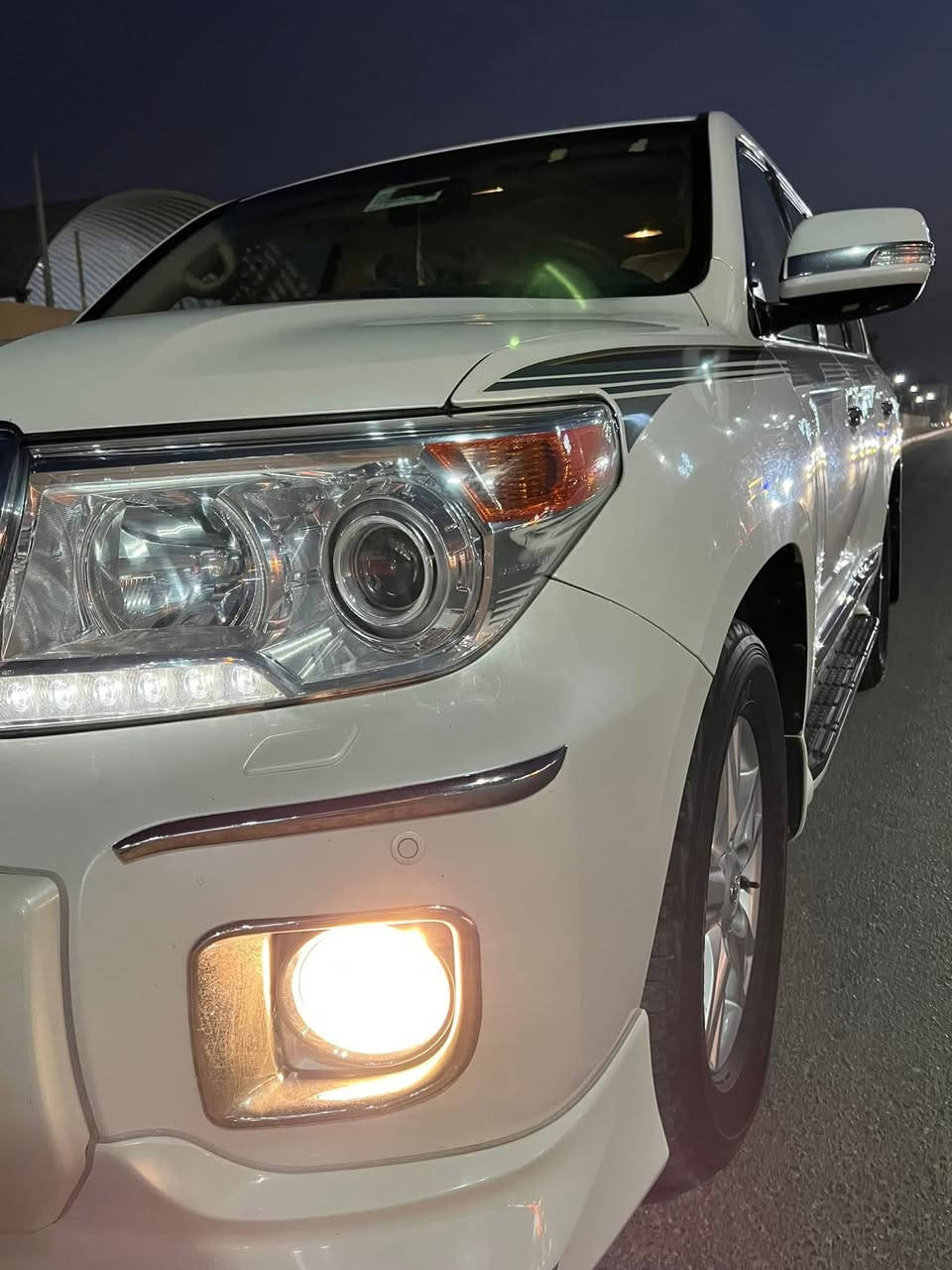 اللهم صل على محمد وال محمد 
لاندكروز 2012 فطيم اصل V6 
(السيارة مكفولة كفالة عامة )
كير ومحرك مامفتوح
رقم بغداد 
بصمتين +بصمة ابواب 
تحكم ستيرن
فور ويل
شاشة كبيرة
فتحة سقف 
كشنات جلد
كشن كهربائي  
4كاميرات 
حساسات امامي خلفي 
8ايرباك 
مري قلاب عند الرجوع 
مري كهرباء 
ثلاجة 
وبعد هواي مواصفات معروفة مواصفات الفطيم 

ماشية 150 الف كيلو والسيارة جدا جدا نظيفة ومعتنين بيها ومكفولة من كلشي 
السعر 410 وبيها مجال 
مكان السيارة كربلاء 
***********
