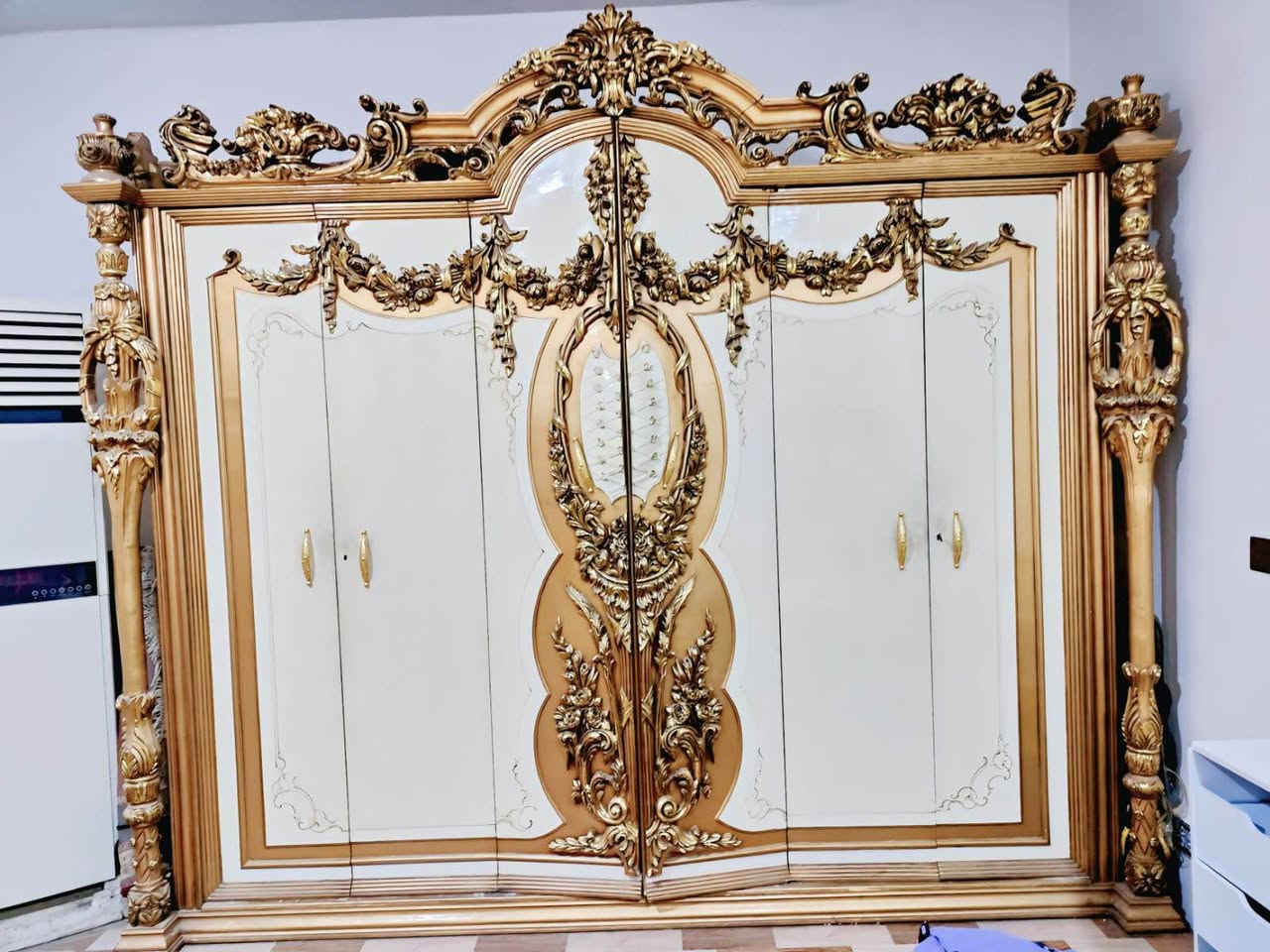 سلام عليكم غرفة اخشاب مصرية دمياط ملكية نوع الخشب الزان الاصلي الغرفه قليلة الاستخدام 
العنوان العماره 
للتواصل *********** Singapore
