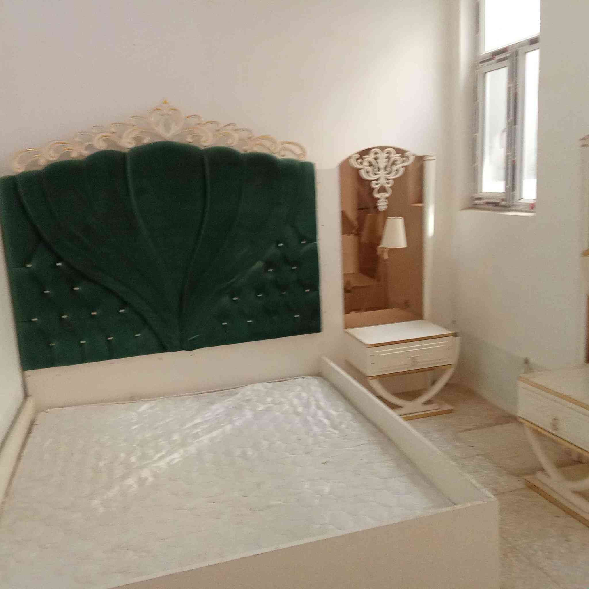 تاج جربايه خشاب مع ميوزتهن مع تيب اللام شغال مع دوشك سفنجه طبيه العنوان نجف *********** السعر ١٠٠الف Singapore
