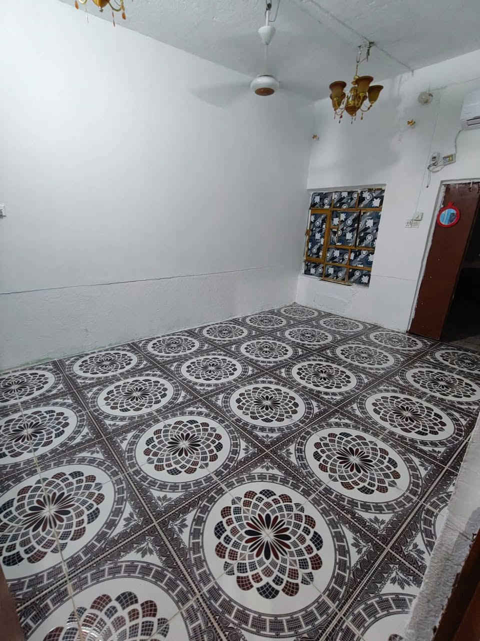 بيت زراعي للبيع مساحته 150 غرفتين وصاله ودوانيه ومطبخ وصحيات ، سوك الشيوخ السماعليه ثانيه الروف . الحولي  ثاني فرع  الاتصال ***********
