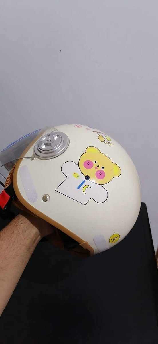 خوذه باله ياباني  للاطفال بمختلف الاعمار لان بيها تصغير وتكبير للخوذه فقط قطعه وحده للاتصال ***********
