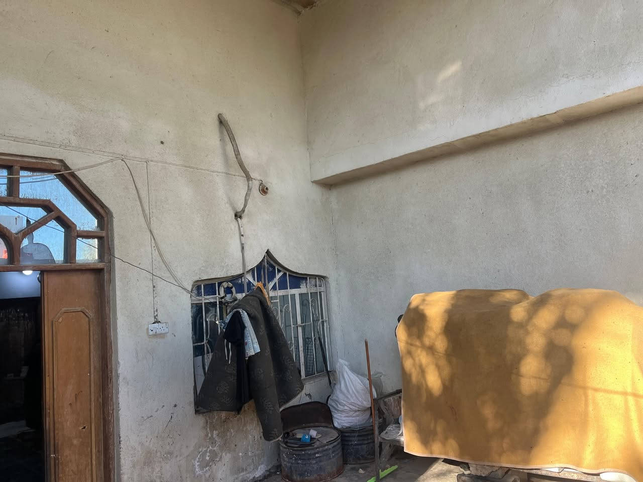 سلام عليكم ورحمه الله وبركاته دار للبيع في ابي الخصيب العوجة طابو صرف تحويل بسم المشتري البيت يحتوي على ثلاثة غرف نوم وصاله ومطبخ وحمام داخل وخارج وديوان وكراج سياره البيت  ركن    المساحه الكليه 370 متر البيت غريب لسايدين مال العوجة السعر 100بي مجال الاستفسار اتصال على الرقم ***********
