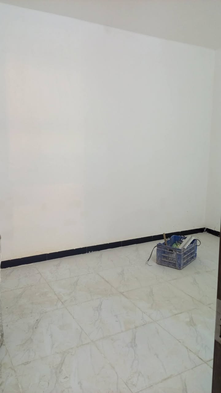 بيت للبيع المساحة ٥٠ متر متكون من غرفة وصاله ومطبخ شغل درجة اولى صب كونكريت مركزي طابوق جمهوري البيت كلة تسعة انج سيراميك ايراني درجة اولى بيت متكامل مابي اي نقص موقعة بل شارع الي مقابل الجسر الي يعبر من شارع كربلاء إلى شارع الصب الي يروح للمطار خلف اسواق تلعفر من الشارع العام لحد باب البيت تبليط وبلاجكتورات السعر    ٢٦ ستة وعشرين   وبي مجال هاتف *********** نجف
