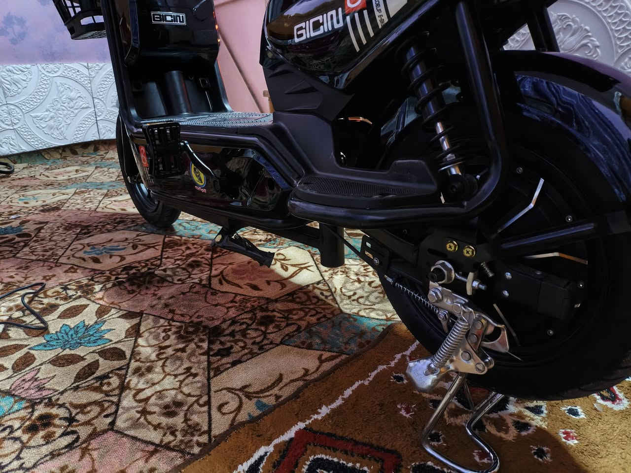 السلام عليكم عندي دراجه شحن للبيع الدراجه مكفوله برغي مفتوح بيها واليوم طلعتها من الوكيل واريد ابيعها الشرايد تفضل خاص سعر مناسب جدن *********** وهذا رقمي اتصال
