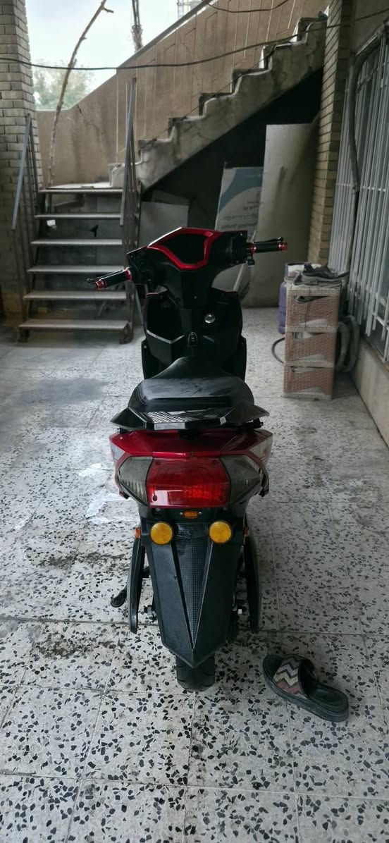 دراجة شحن سكنس موديل 2024 فول مواصفات شاشة ديجيتال ذكية V/30AH بطارية ليثيوم زنون نضام دبل اشارة نام LED عجلات جوبلس
ملف 2000  4 سرع نضام ويل رياضي ستاند جانبي صندوق km السرعة الفعلية 80 حقيقي
بيها كم طخة وكلهن موضحات ب الصور 
وبيها مشكلة البطارية اعتقد تعبانة يردالها تبديل متمشي اكثر من ٣٠ كيلو 
السعر ٦٠٠ وبي مجال 
***********
