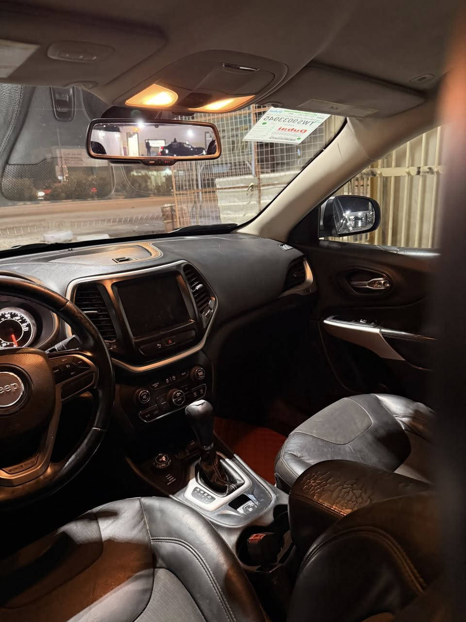 جيب شيروكي (بزون) 2018
ضرر بنيد مع صبغ جملغ ايسر امامي (بدون دواخل)

عداد لمسافه (130)
رقم بابل دولي 

المحرك والأداء:محرك \(V6\)  سعة 3200cc
ناقل حركة أوتوماتيكي.

نظام دفع رباعي (4WD). ملغي

المواصفات الخارجية (فول لمتدد):

ويل (إطارات) كروم قياس كبير.
.لايت زنون مع زراك لايت
.صندوق (جنطة) خلفي كهربائي.
حساسات أمامية وخلفية وكاميرا خلفية.
مرايا جانبية هيتر (تدفئة).

المواصفات الداخلية والرفاهية:مقاعد جلد فاخر.
مقاعد أمامية كهربائية مع تدفئة وتبريد.
شاشة كبيرة (نظام ترفيه وخرائط - Navigation).
تبريد قطعتين
 (أوتوماتيك).ستيرن (عجلة قيادة) تدفئة
.بصمة تشغيل وبصمة أبواب.خزن وضعيات القيادة (Memory).

الأمان والسلامة:خاصية النقاط العمياء (Blind Spot).نظام تثبيت السرعة.نظام اتزان السيارة والتحكم بالجر.نظام توقف ذاتي عند الرجوع. 

مكان بابل الهاشمية 
السعر 143 ورقة 
***********
