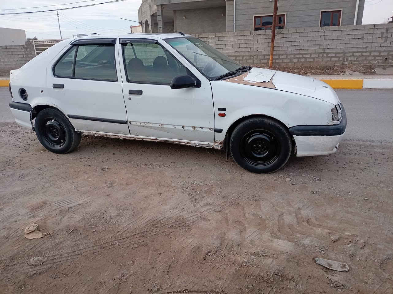 رينو موديل 93 شرط كير ومحرك  وكهربائيات  السياره على اخر حبه بس شغل وتمشي الباقي شوف العين المحرك حجم 18 للاستفسار الاتصال ***********
