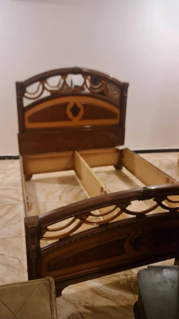 سلام عليكم غرفة نوم للبيع مستعمله شويه الميز تواليت يراد اله فرشه ذهبيه فقط السعر 250 المكان الدوره البوعيثه الرقم ***********
