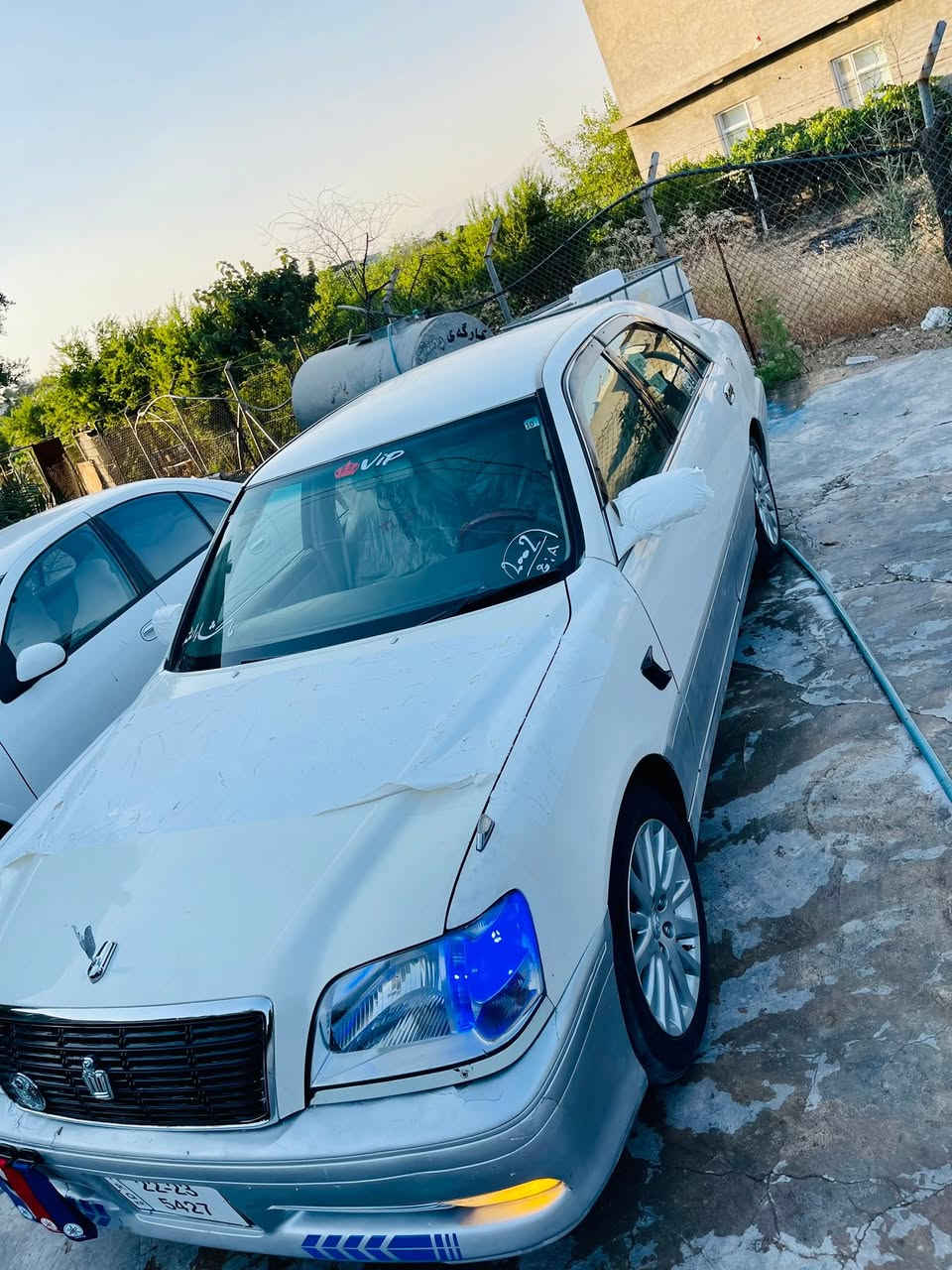 مەلیکە بڕاوە  2001
دوو دوگمە مەکینە گەورە 175
ناو زەرد دەشبڵ دوبەی
یەک کوشن کارەبا سوکان کارەبا ئاوینە کارەبا
جوانکاریە سادەی بۆ کراوە
تایەو ویلی ماجیستای تازە وجوانی بۆ بەسراوە
پێش و دوای تازە داگیراوە چرکەی تیا نیە
دەعم و لیدراو کەڤەر گۆڕاو وشەنسی کۆسەرە بەشەرت
سەقفی شوشەی جوانە

ئەوەی مەسرەف تیای بێ تەبریدی ئیش ناکات وابزانم کۆمپریسەرە

سعری قفڵ و کۆتای ۳۱ گڵا

تخوا مشتەری نیت نە سەری من نەسەری خۆت مەهیشینە 

شوێن سلێمانی
***********
