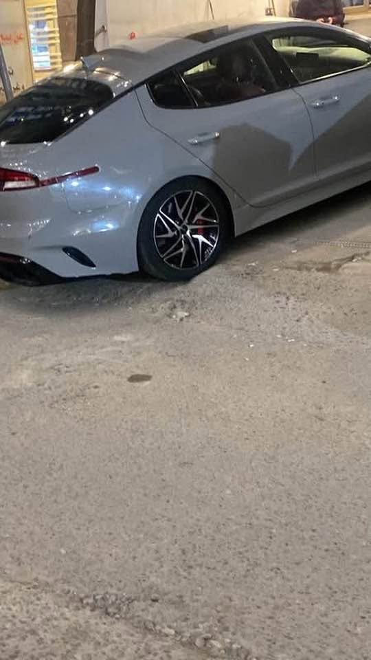 سلام عليكم 
كيا ستينكر 2023 GT LINE
محرك 4 سلندر 2500 تيربو دفع خلفي 
 لايتات زينون عالي واطئ اصل مع كشافات ليد
بصمة للابواب مع بصمة تشغيل وتشغيل عن بعد انارة ترحيب
اشارات بالمرايا الجانبية مع حساسات الاجتياز الجاني 
حساسات خلفية اصل مع كاميرا دوارة
 رادار امامي وتوقف تلقائي
مرايا جانبية شفط كهرباء هيتر
سقف المركبة بانوراما
صالنصة خلفية رياضية باربعة فتحات
 غرفة السيارة جلد اصل أحمر
شاشة دشبول كبيرة لمجموعة من الايعازات
تحكم كهربائي متكامل الايعازات لمقاعد المقدمة
حساسات الانحراف عن المسار في الطرق المفتوحة
ستيرن رياضي حرف D مع شفتات ستيرن
 تحكم ستيرن متكامل الايعازات مع تحكم الرادار
رادار امامي تفاعلي وتحكم كامل من الستيرن
وضعيات للقيادة عدد 5
الملافذ USB,AUX مع شاحن موبايل وايرلس

مقاعد السائق والراكب رياضي

كراسي تدفئة

ستيرن هيتر

مرايه وسطية اوتو

 تبريد خلفي منفصل

اوتو هولد

 بريك بصمه

اوتوستارت

حس مطر

حساس، لايت

حادث السياره بنيد وجاملغ مصبوغات فقط 
 
رايدها 200 

مكانها الاعظميه ***********
