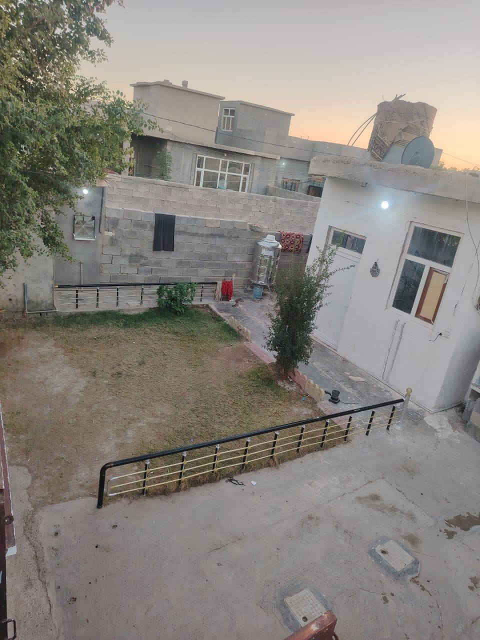 سلام عليكم ورحمة الله للبيع في حي دار السلام قبل دخوليه العلم منطقه حلوه وهادئهه
مشتملات ثنين واجهة وحده 
يتكون الواحد من غرفتين وصاله مطبخ صحيات داخل خارج
استغبال خدمات ماء اساله معا مشروع كهرباء مولد وطني
بلديه مدرسه كلها متوفره 
بناء جديد تصميم طابقين 
السعر مناسب جدا 32 وبيها مجال للطيبين 
رقم الهاتف ***********
