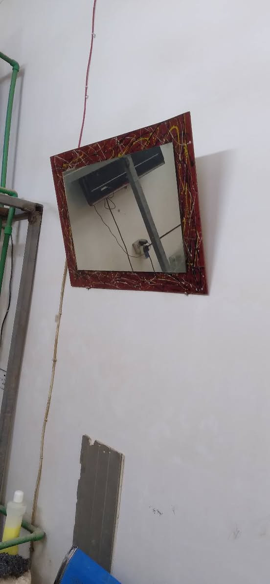 كراسي حلاقة عدد ٢ مع  مري عدد ٤ كما موظحة   الدرك مغلفة للحماية من التلف للبيع  المكان  مدينة الصدر رقم الهاتف *********** يوجد واتساب
