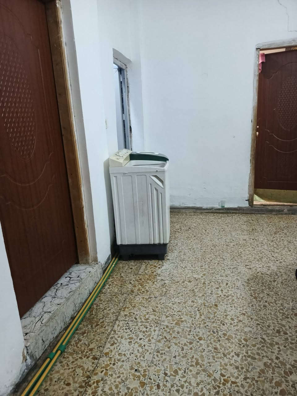 بيت مساحته ٢٧٥ حديقتين وطرمة وحمام واستقبال ومطبخ و غرفتين الطابق الاول والطابق الثاني غرفتين وحولي وحمام وسطح وسطح ثاني رقم الهاتف***********
