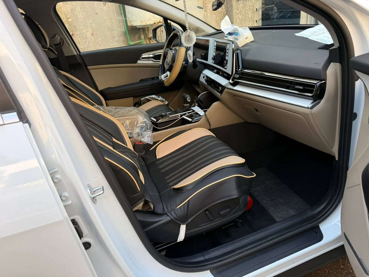 السلام عليكم كيا سبورتج موديل 25 كفاله عامه ظمان وكالة نم
لون ابيض
 ماشيه 4250 كيلو بعده زيرو وكاله
بصمه تشغيل وبصمة بالباب 
تشغيل عن بعد 
قطعتين تبريد
بانورما
كراسي 2 كهرباء 
كشنات تدفئه 
ستيرن تدفئة
شحن واير لس 
مع شحن بالكشنات 
مود درايف 
حساس امامي وخلفي 
نقطة عمياء
ويل حجم 19 
لايتات فول ال اي دي 
شاشه كار بلي 
فول تحكم ستيرن 
مري شفط ونظام ترحيب 
3انظمة قياده 
شفتات قيادة 
مانع تزحلق
مانع منحدرات 
هاند بريك دكمه
محرك 2000 دوش 
الارضيه والكشنات و الستيرن مغلفات جلد
تايرات شركه وسبير منازل والارظية مال الشركة بعدهه بالجيس  كتلوكات  وبصمه 2  بعده ليبلات 
مكفوله من الظربةو الصبغ والبارد فقط 
(رصعة زغيرة جدآ بالباب الايسر للسائق ممبينه)
رقم بغداد 
السعر/248 وبيه مجال 
الاتصال/***********
مكان السيارة ديالى
