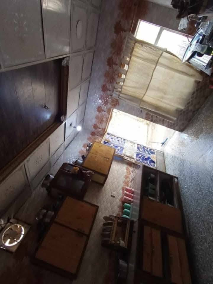 مرحبا عدي بيت للبيع العسكري الصدر الاول مساحته  ٣٠٠وبي مشتمل يحتوي علئ غرفتين وصاله وحمام وغرفة  الضيوف ومطبخ وحمام داخلي وخارجي والطابق الثاني غرفه ماستر وغرفة ثانيه وسطح الاتصالات  علئ الأرقام التأللي *********** سعره ٢٨٠ وبي مجال
