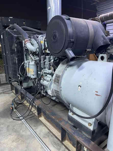 سلام عليكم مولده للبيع بيركنز 2800 ممشتغلا بل اعرق ابد بلاديه راس توليد 500 كيفي انتر كولار شغال راديتر جديد وايرات بلاديه بدون اي جطل مكانها الدوره المهديه الاستفسار *********** 
السعر 225 ورقه
