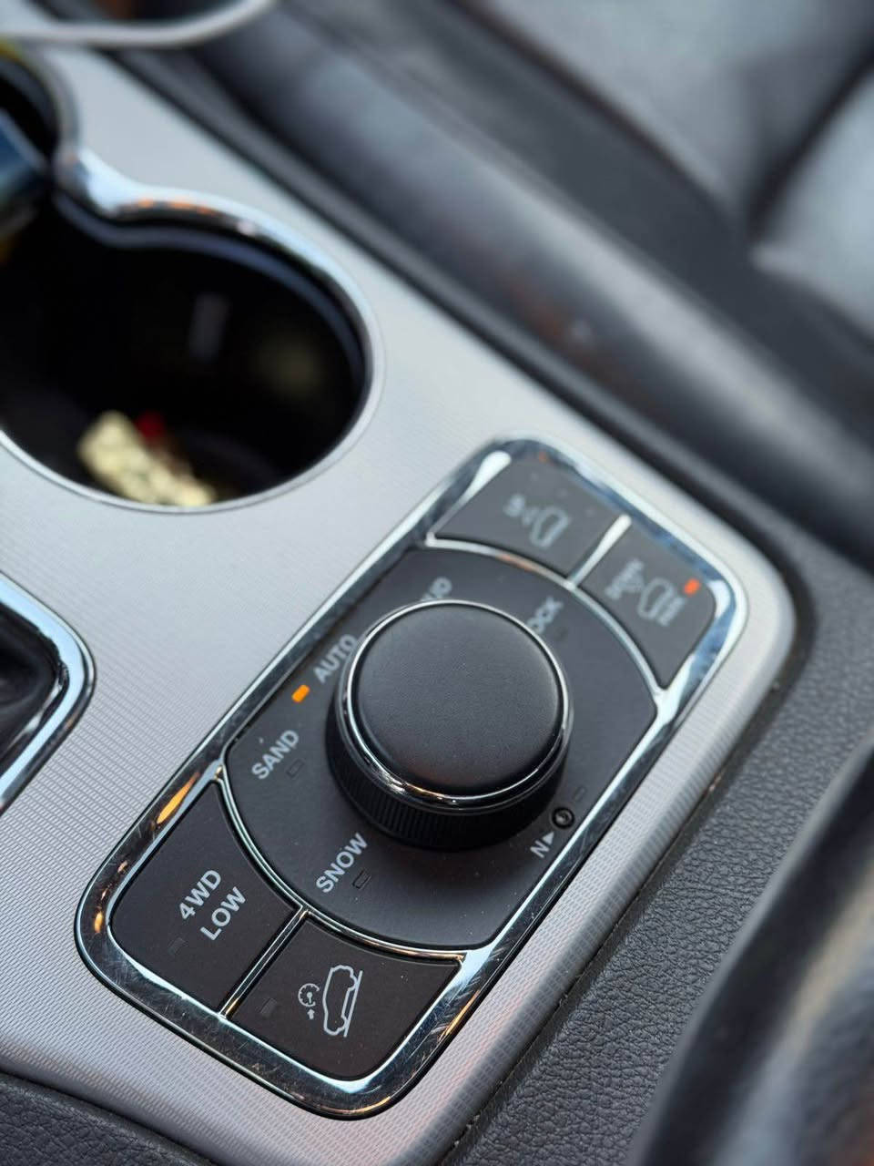 jeeb grand cheroke 2018 V8 hemi🚘✅
سيارة فول مواصفات  سوميت المعروفه 1/1 
السياره مكفوله دعاميه لدعاميه 

٨ سلندر هيمى 
بدون صبغ سيارة بدون ارباك  كلين تايتل بدون ملاحظات ✅
سعر : 320 ومجال قليل 
مكان سيارة دهوك 
سياره مرقم تحويل وكاله نفس يوم 
***********
واتساب اكر, نينوى
