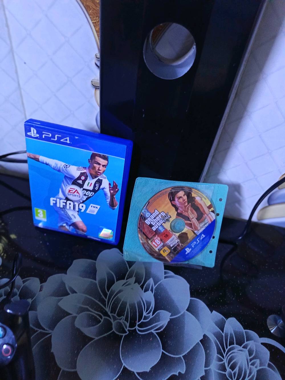 بلي 4 سلم نضافة 100/100 تجي تشوف مكفول من شخط مستعمل بس يومين فقط بي معة جوستك عدد 2 وحدة بالة وحدة تجاري أقراص عدد 2 جيتي اي وفيفة 19 مبرد شاحنة نفس الوقت العاب منزل بي بيس 26 وكلفديوتي و سيارات سعر 280 وبي مجال الاستفسار واتساب *********** مكان بصرة