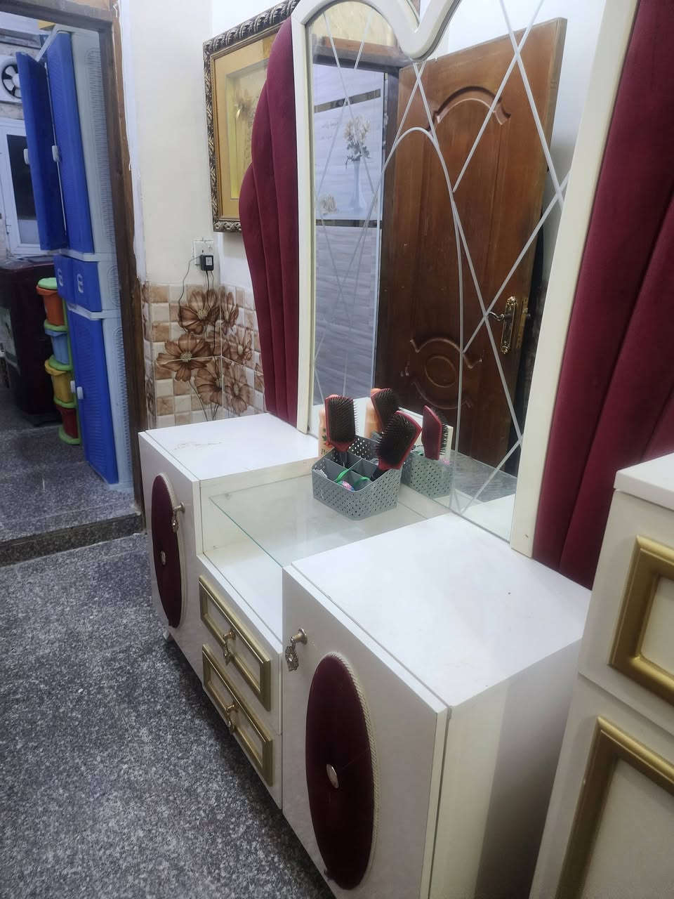 غرفة نوم تركيه ٥٠٠. الف وبيها مجال نظافتها ٨٠ بلمئه بغداد الرصافه الاتصال ***********
