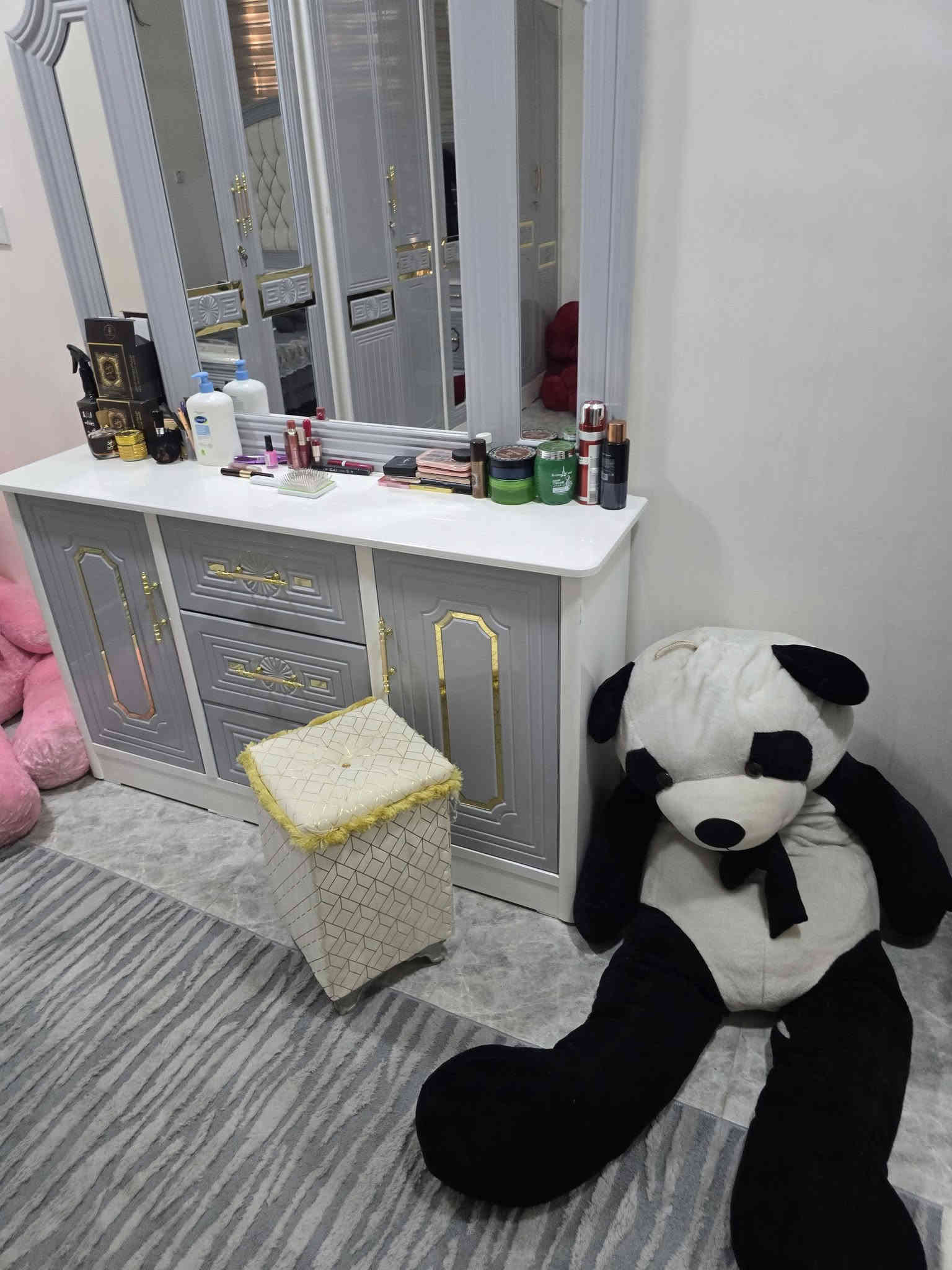 سلام عليكم غرفه نوم للبيع عنواني بغداد دوره ابو دشير رقم مبايل ***********
