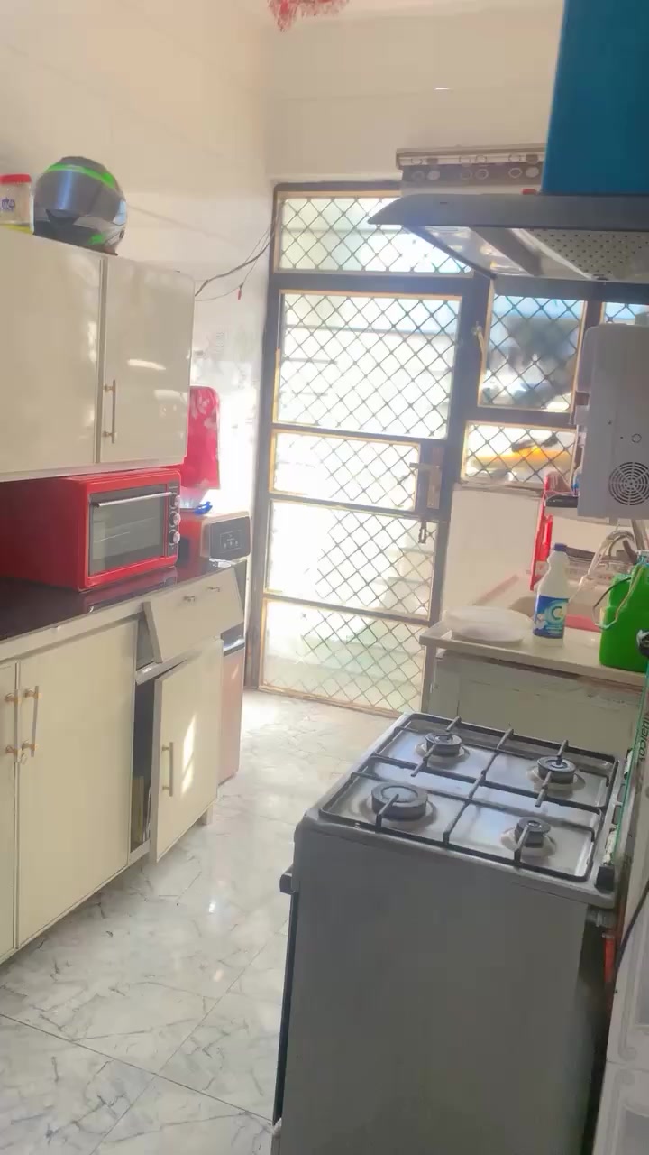 السلام عليكم بيت للبيع العنوان هور رجب شارع الاذاعه شارع وحده الجميلي طابو زراعي سند 25 يحتوي عله غرفتين 2 نوم وحمام داخلي وحمام خارجي وصاله وحولي ومطبخ وبيتونه مدخلين البيت بناء حديث بسمنه البيت واني صاحب البيت سعره 55 بل نقد وبل قصط 60 مقدمه 35 وبل شهر 500 رقم الهاتف *********** بي واتساب
