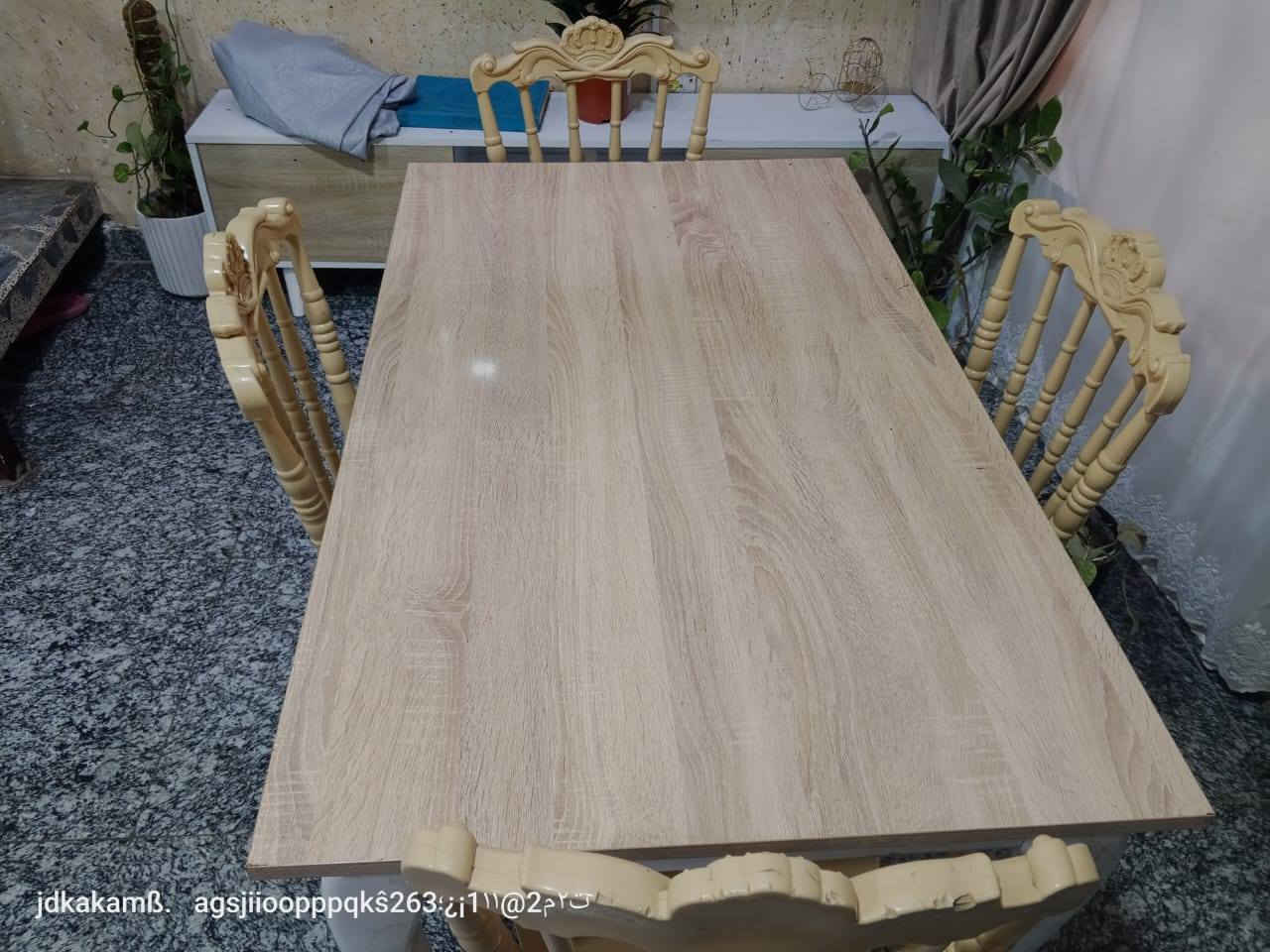 ميز طعاام 4كراسي نضيف جدا 
سعر 90الف
الغزاليه 
***********
