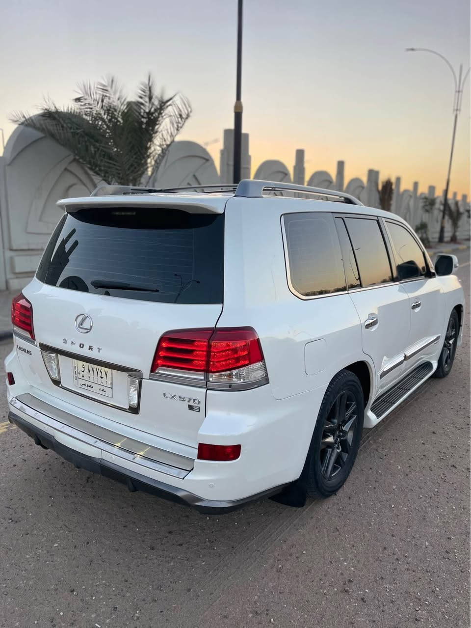 لكزز موديل 2014 بريمي خليجية 
أعلى موصفات SPORT 
رقم بغداد تحويل 
 المحرك: 8 سلندر بنزين
 نظام الدفع: رباعي (4WD)
 اللون الخارجي: أبيض لؤلؤي
 اللون الداخلي: قرميدي فاخر مع سقف أسود
 المواصفات:
 • شاشة ملاحة كبيرة + شاشات خلفية 
 • جكات صعود و نزول بمستوى سيارة
 • نظام صوت Mark Levinson فاخر
 • مقاعد كهربائية أمامية وخلفية مع تبريد وتسخين
 • فتحة سقف
 • نظام ذكي دخول وتشغيل بصمة جميع الأبواب 
 • رادار + تنبيه خروج عن المسار
 • كاميرات محيطية 360°
 • مثبت سرعة ذكي
 • أنوار LED نهارية + زينون
 • جنوط وكالة مقاس 20 إنش
 المسافة المقطوعة : 170 K 
ملاحظة/ تبديل جاملق امامي اصلي بدون ضرر داخلي 
ومكانين بارد بسيط كفالة عامة ضربة و صبغ مكينه و كير شرط على حال شركة مع سيرفس عام بدون نقص 
رقم الهاتف : ***********
العنوان : البصرة
السعر : 390$ 
بيع فقط فقط فقط …… البصرة, العراق
