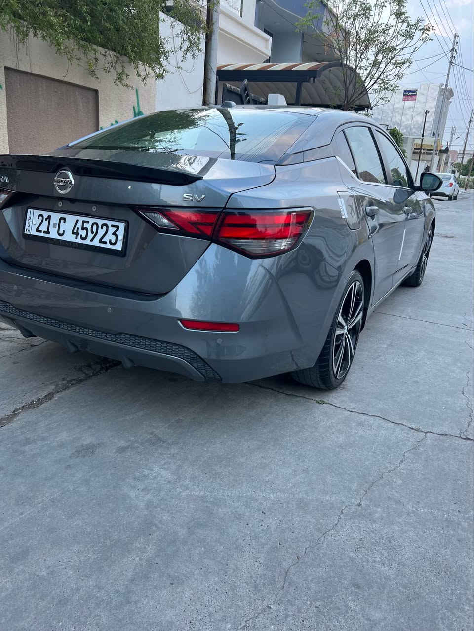 SENTRA 2022 SV 
رقم شانسي: 3N1AB8CV7NY255149 
سياره كه وه ك رسمه كه جوان نه بوو نه ته وي 
رقم و سنه وي ژينگه و هه زه هه مووي تازيه 
بيشو بشتي كبسه بي دعمه به شرت هه تا ئاوي راديته ري شريكه ي تياماوه 
كهرباي هه مووي به شرته رادار و حساس و به ردي اكزوج و هه مووي به شرته.  
ايرباگ به س شاني ته قيوه جي باس نييه.
ليره بينج بارجه ي بوياخه به شرت ئه وه ي نه زاني كامه ي بوياخه يه ك رقمه له گه ل بوياخه بيله دي كه بي معجون بي يه ك قتره ناوه به شرت ١٠٠ سونه ر بي سارده و بي قلم كارت و كارت هه مووي به شرت 
نرخي١٣٧ $ مجالي تيايه 
***********
*********** واتسابي له سه ره كركوك, العراق
