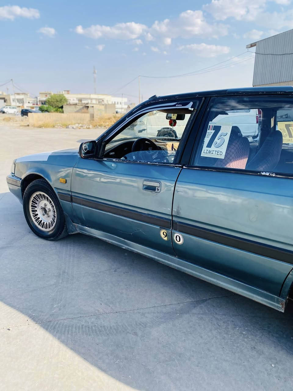 مازدا مۆدێل ٩١
مەکینە ١٢ بەخ 
گێرومەکینەی بەشەرتە
ئارمی پلاستیک بەشەرت
سەیارەکە زۆر خاوێنە
پێشو پشتی تازە داگیراوە
چرکەی تیانیە
سعری ٢٤وەرەقەو مەجال ***********
واتس ئاپی لەسەرە
