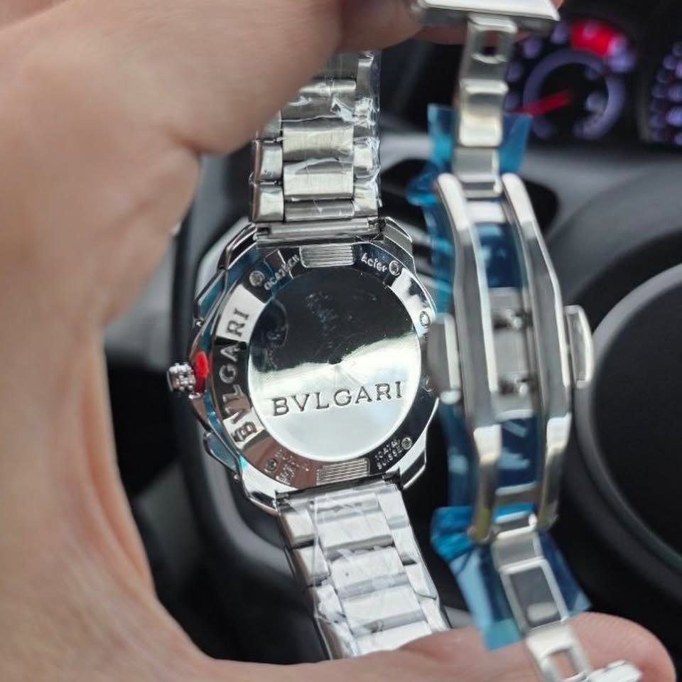 دكّة الساعچيـي ⌚️
.
BVLGARI Octo Roma Chronograph 🏛️
من قلب روما — لمعصمك.
لما بنى الرومان معابدهم، اختاروا الشكل الثماني
لأنه يجمع القوة والجمال معاً.
BVLGARI أخذ نفس الفلسفة — وصنع ساعة.
🟤 Brown — لصاحب الطابع الدافئ المميز 
🥈 Silver — للنظافة والرقي الهادئ
✦ هيكل 42mm ستانلس ستيل — لمعة وميت
✦ زجاج سفير من الأمام والخلف
✦ نقش Clous de Paris الماسي الأيقوني
✦ حركة داخلية BVL 399 أوتوماتيك
✦ مقاومة ماء 100 متر
✦ كرونوغراف ثلاثي العدادات
إيطاليا مو بس موضة — إيطاليا فن، تاريخ، وساعة على معصمك.🔥🔥
.
للحجز والاستفسار دايركت او على الواتساب 📲
يتوفر توصيل لجميع المحافظات 🚚
#العراق  #viral #reels #trending #luxury


**إذا كنت صاحب هذا الإعلان وتريد حذفه لأي سبب، رجاءا أرسل رسالة إلى الدعم الفني**