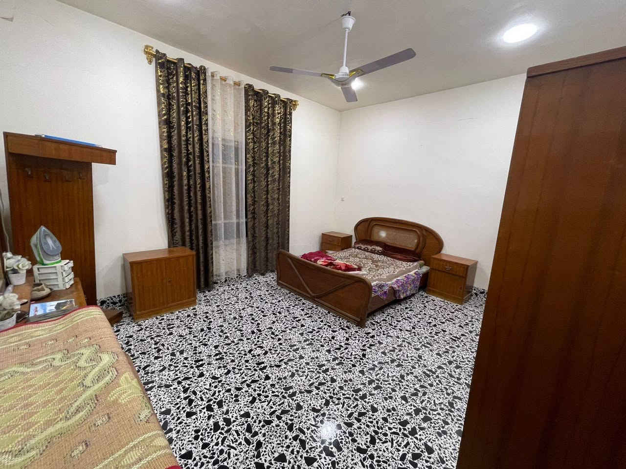 بيت طابو زراعي سند 25 طابقين مساحه 100م استقبال ومطبخ 3غرفيتن توم وساحه درج وحمام ومنور  سعر 105بي مجال قليل زعفرانيه دور الصحه الاولى قريب مدرسة واسط سده الجنابين رقم *********** احمد للعقار
