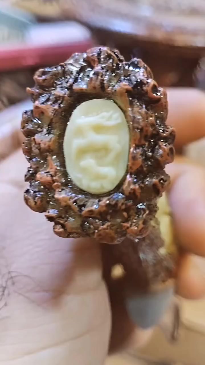 سكين صيد  مع قاعدة من قرن غزال مصنوع من مادة البولي ريزين.
تحفة فنية رائعة تتميز بشفرة من الفولاذ المقاوم للصدأ ، ونقوش دقيقة ومزخرفة بشكل حرفي على الشفرة والمقبض، وقاعدة من قرن غزال منحوت بشكل متقن
التفاصيل بالفيديو والصور 🌹🌹


**إذا كنت صاحب هذا الإعلان وتريد حذفه لأي سبب، رجاءا أرسل رسالة إلى الدعم الفني**