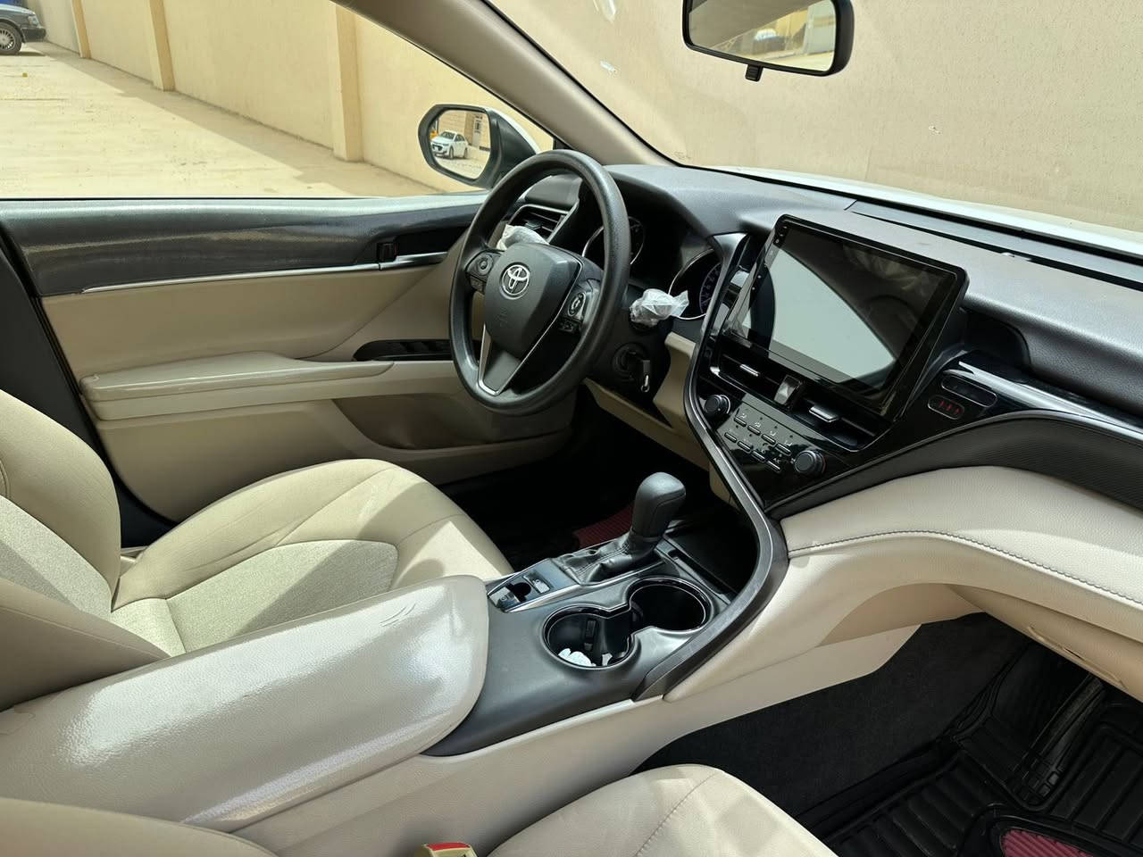 كامري خليجي وكالة سيد نهرو
لون ابيض لؤلؤي 
Le 
حساسات 
تبريد خلفي
ماشيه ٤٤ الف كيلو متر
السعر المطلوب ٢٣٥ وبيها مجال شي قليل 
ملاحظة: يوجد رصعة خفيفة جداً بالچاملغ الامامي من جهة السايق 
البقية وضع الشركة بشكل كامل 
للاتصال ***********
