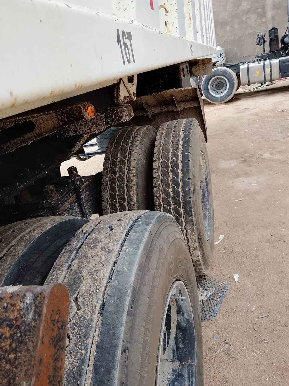 عربانه ماموت اصليه اماراتيه 2011 تخم تاير مكفوله كفاله عامه ***********
