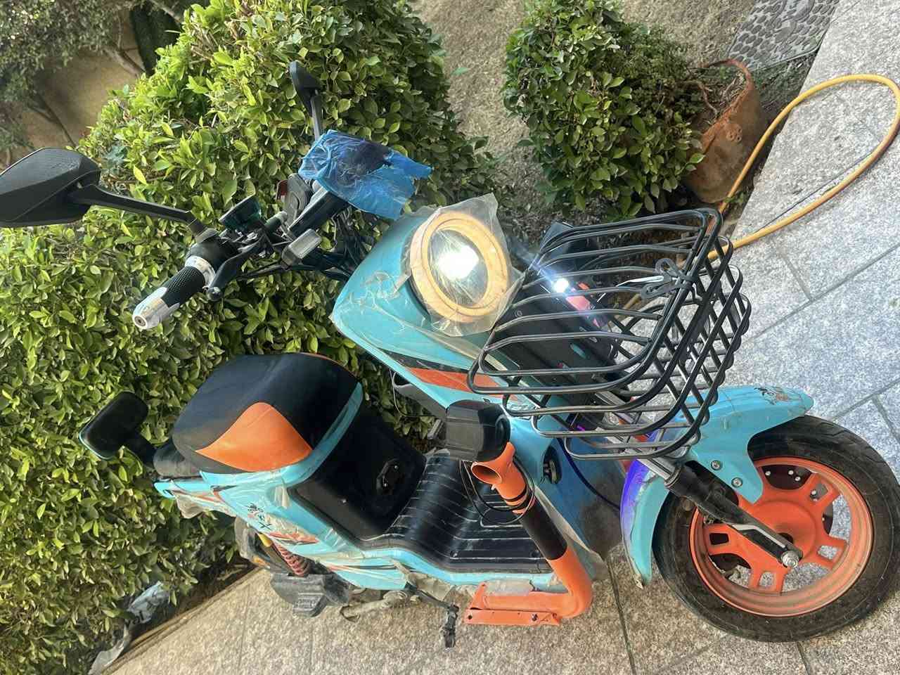 السلام عليكم دراجه شحن X900 سرعتها 100 مواصفاتها رجوع للخلف سماعتين حامله موبايل مخرج آيسي 3 ونظام تثبيت سرعه نظام معرفه لعطل لايت امامي زنون نشره ضوئيه دبل إشاره للتواصل على لماسنجر أو على لرقم ***********
السعر ٥٥٠ ألف
