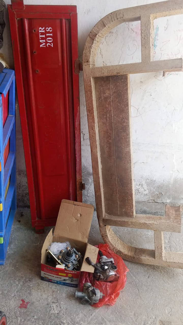 السلام عليكم دني الغراض للبيع دعاميه وباب وجير بوكسات اثنين وكابريتر كلهن شغالات الليي الاستفسار خاص او على الرقم ***********
