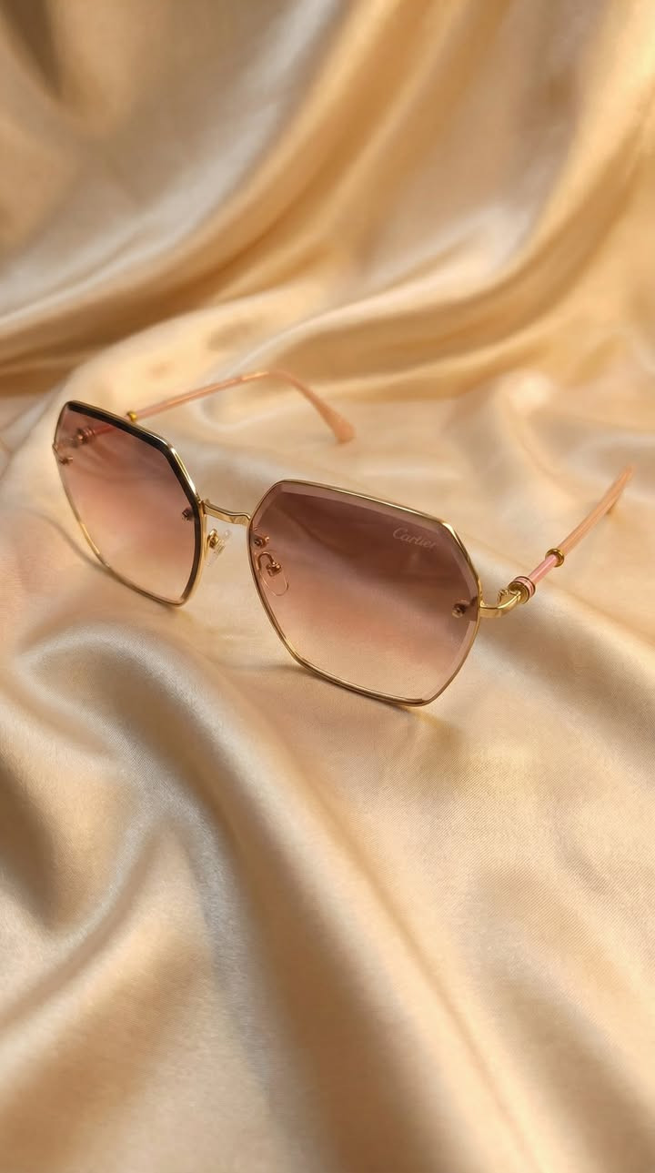 حيث تلتقي الحرفية بالخيال ✨💎
استمتعي بالفخامة المطلقة مع نظارة كارتييه السداسية. تصميم يجمع بين الدقة المتناهية في الإطار الذهبي والعدسات المتدرجة بألوان الأوركيد والوردي. قطعة لا تذبل بمرور الزمن، مصممة لمن يعشقون التميز الصامت والراقي.
لماذا ستحبينها؟
إطار ذهبي خفيف جداً يمنح راحة استثنائية.
تصميم سداسي عصري بلمسة كلاسيكية خالدة.
أذرع رفيعة تنتهي بلمسات وردية ناعمة تتناغم مع لون العدسات.
ملاحظه بدون حافضه


**إذا كنت صاحب هذا الإعلان وتريد حذفه لأي سبب، رجاءا أرسل رسالة إلى الدعم الفني**