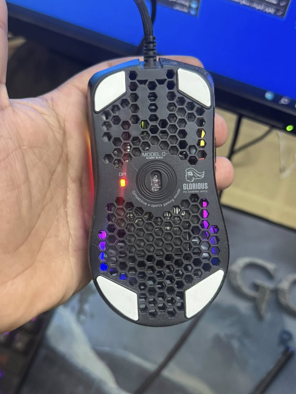 المعالج (CPU): Intel Core i5-10400F (6 أنوية و 12 مسار) – معالج بطل وقوي جداً، يتحمل الألعاب الثقيلة والبرامج بدون أي تقطيع.
 كرت الشاشة (GPU): NVIDIA GeForce GTX 1660 Super – النسخة الخارقة! الكرت الأشهر للألعاب يعطيك فريمات عالية وأداء ممتاز على دقة 1080p.
 الذاكرة العشوائية (RAM): 16GB – مساحة ممتازة تضمن لك سلاسة تامة في التنقل بين الألعاب والبرامج وفتح أكثر من تطبيق بنفس الوقت.
 التخزين السريع: 128GB SSD (مخصص للنظام لإقلاع الحاسبة وتشغيل البرامج بلمح البصر).
 التخزين الإضافي: 320GB HDD (مساحة إضافية مخصصة لحفظ ألعابك وملفاتك الخاصة).
🖥️ ملحقات قيمنق كاملة (تجي ويا التجميعة):
1 الشاشة: شاشة Lenovo 60Hz – ألوان دقيقة ومريحة للعين، مثالية للألعاب والدراسة والمشاهدة.
2 الماوس: Glorious Model O- (Minus) – ماوس قيمنق احترافي، خفيف الوزن جداً وسريع الاستجابة، المفضل للاعبي المحترفين (الشوتر والببجي).
3 الكيبورد: كيبورد ميكانيكي من شركة Redragon المعروفة – استجابة سريعة، متانة عالية، وشكل رهيب يكمل السيت أب
السعر ٦٥٠ وبيه مجال  مكاني بغداد متواجد واتساب فقط وهاذ رقمي *********** وشكراً.
