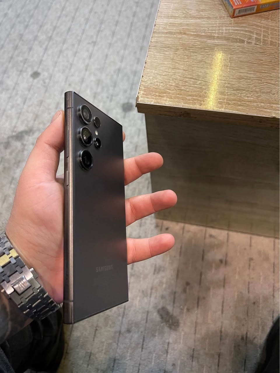 سامسۆنگ S24 ultra ، زۆر خاوێن و بێ کێشە (100/100). ڕام 12 گێگا و میمۆری 256 گێگایە. شةريكةي جيبالة مۆبایلەکە زۆر کەم بەکارهاتووە، 650$ مەجالێکی زۆر کەم
شوێن هەولێر
***********

سامسونج S24 ultra ، نظافة تامة 100/100. الرام 12
جيجا والذاكرة 256 جيجا. الجهاز استخدامه قليل جداً و ممتاز، شركة جبال ، السعر: 650$ مجال بسيط جدا مكاني أربيل 
*********** أربيل, العراق
