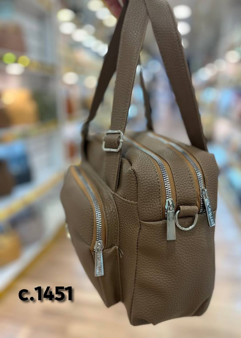 🆕️ New Venesia 🆕️ جديد فينيسيا 🆕️
👜 حقيبة نسائية جلد طري 👜
الالوان متوفرة داخل الصور 👇
💰 السعر 8.000 💰
للحجز والاستفسار مراسلتنا على الواتسب 👇
📞***********☎️
📍العنوان : موصل / حي الرفاعي/مقابيل سايدين القسم
