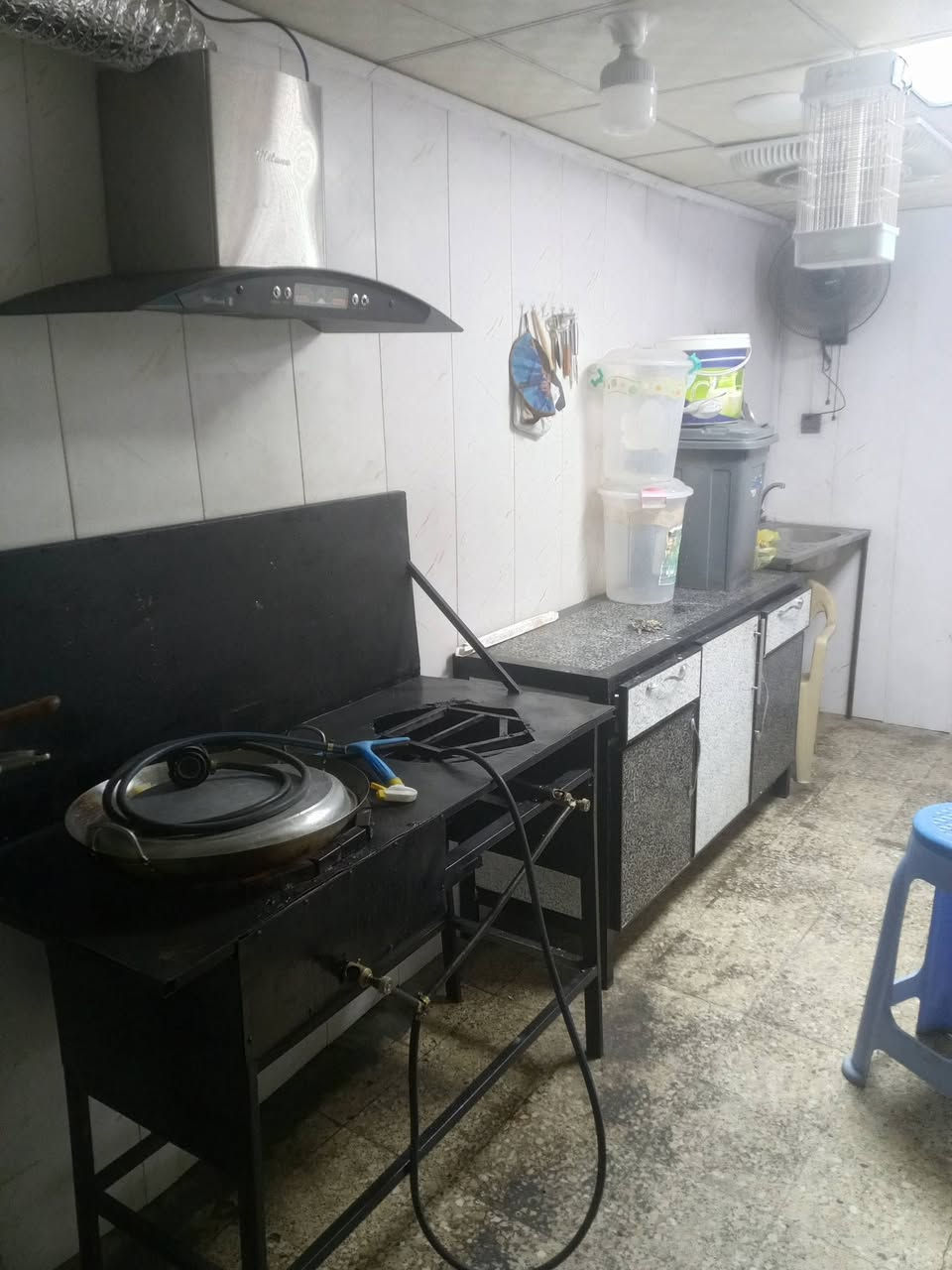اغراض مطعم كامل السعر مليون دينار العنوان الأعظمية شارع سهام متولي ***********
