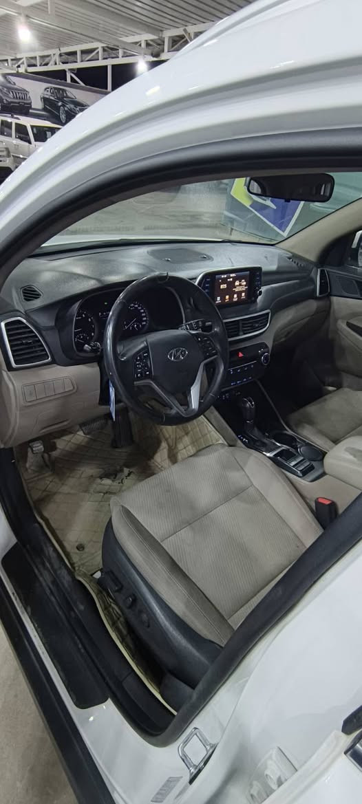 توسان 2020
رقم أربيل
كفالة عامه
بصمه 
شاحن موبايل
وجه لكزز
لايت خمس عدسات
مكان النجف
السعر ١٩٠ وبيه مجال
***********
